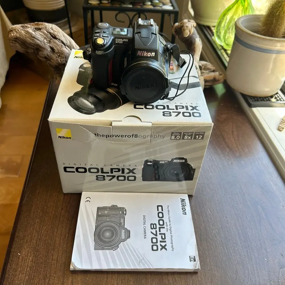 Nikon Coolpix 8700 8.0MP Digital Camera Battery & SD card